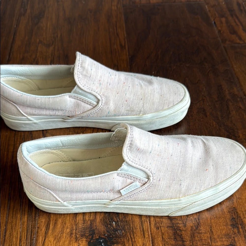 8.5W Vans Slip-On Sneakers in Light Pink